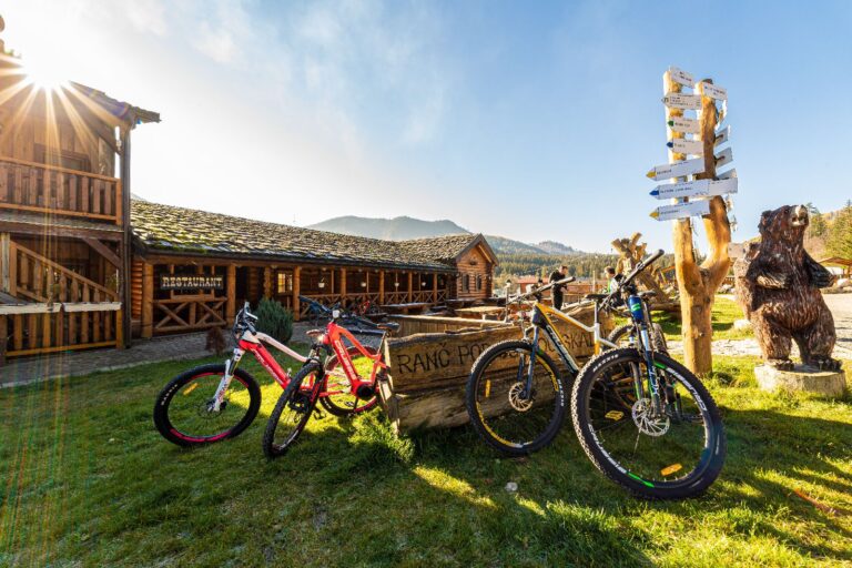 Elektrobicykle pred re&scaron;taur&aacute;ciou Ranča pod Ostrou skalou