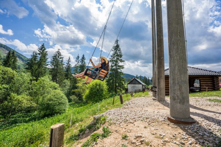 Veľk&aacute; hojdačka s v&yacute;hľadom na are&aacute;l Ranča pod Ostrou skalou